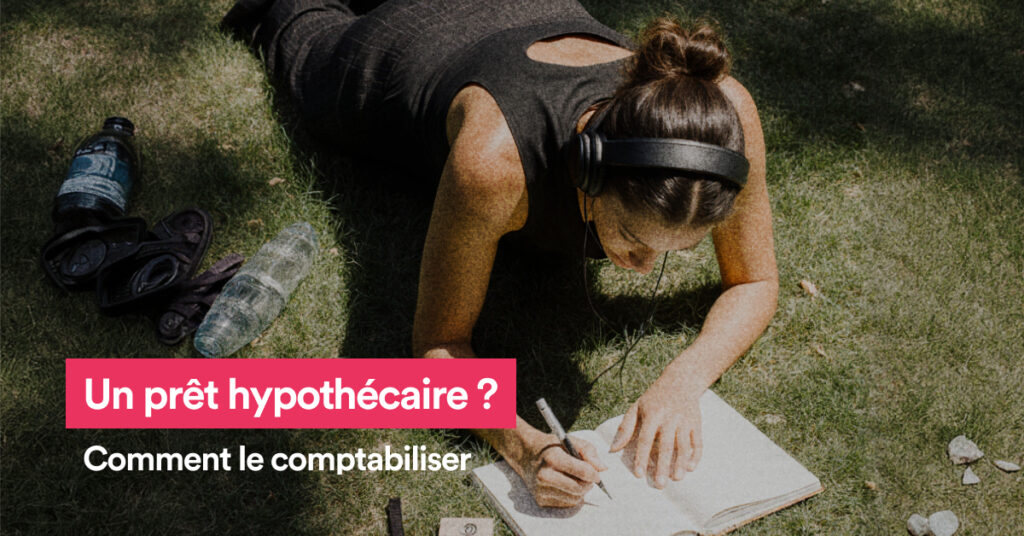 Femme assise dans l'herbe qui écrit et le texte Un prêt hypothécaire ?