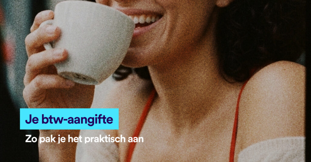 Vrouw met een kop koffie en de tekst Je btw-aangifte