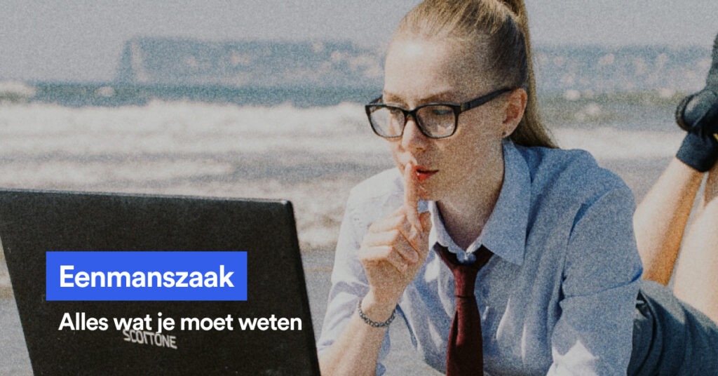 Vrouw met laptop op het strand en de tekst Eenmanszaak