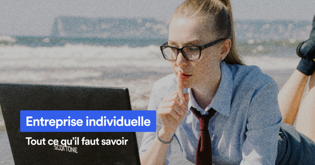 Femme avec un ordinateur portable à la plage et le texte Entreprise individuelle