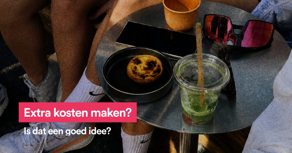 Dienblad met drankjes en de tekst Extra kosten maken?