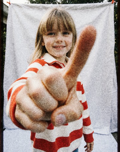 Enfant souriant qui pointe vers la caméra