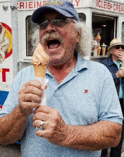 Enthousiaste man met een ijsje