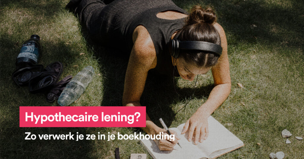 Vrouw die in het gras zit te schrijven en de tekst Hypothecaire lening?