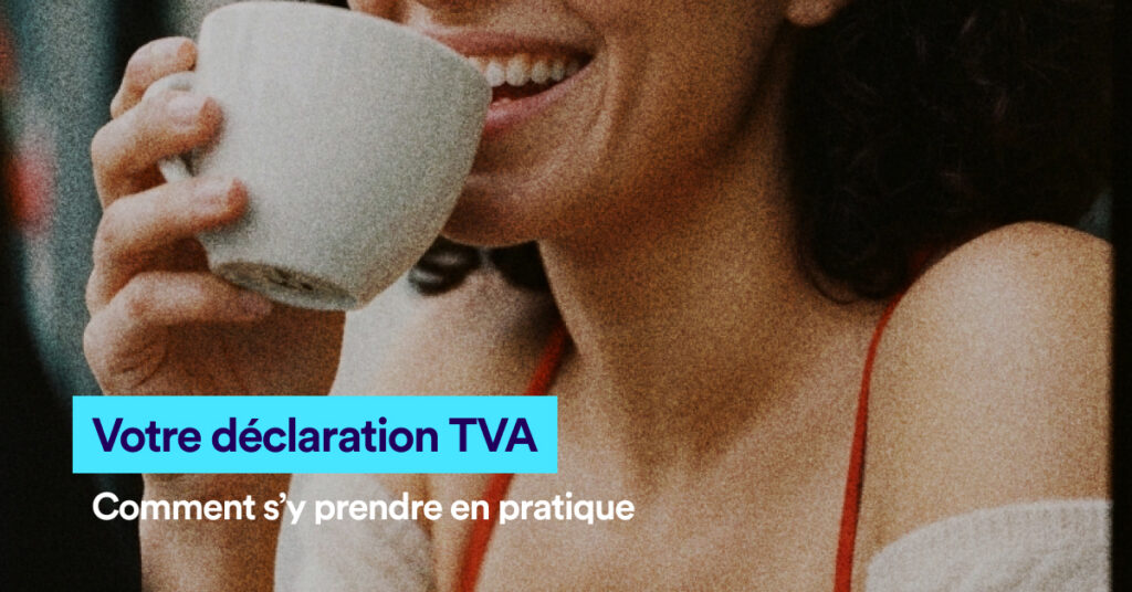 Femme avec une tasse de café et le texte Votre déclaration TVA