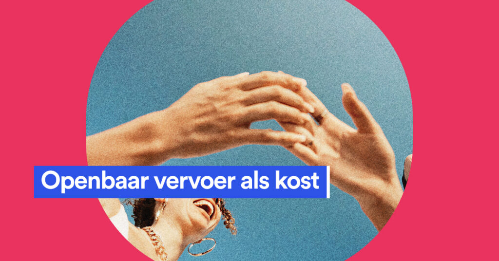 Handen die elkaar raken tegen een blauwe lucht en de tekst Openbaar vervoer als kost