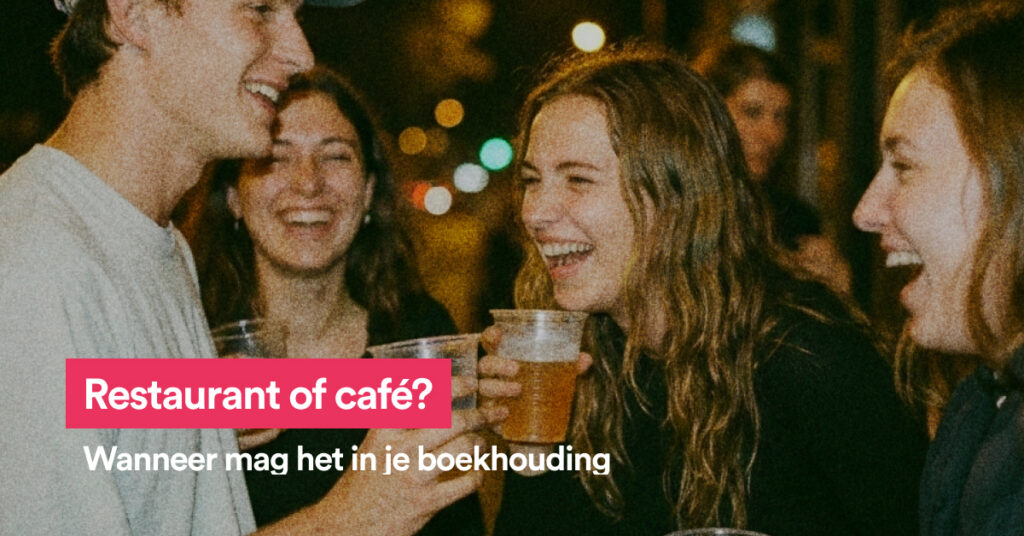 Vrienden met een drankje op café en de tekst Restaurant of café?