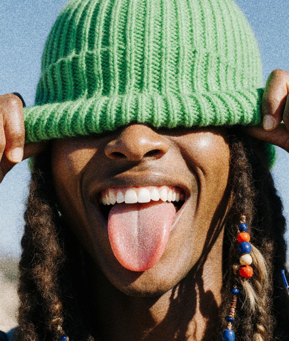 Personne avec un bonnet vert qui tire la langue