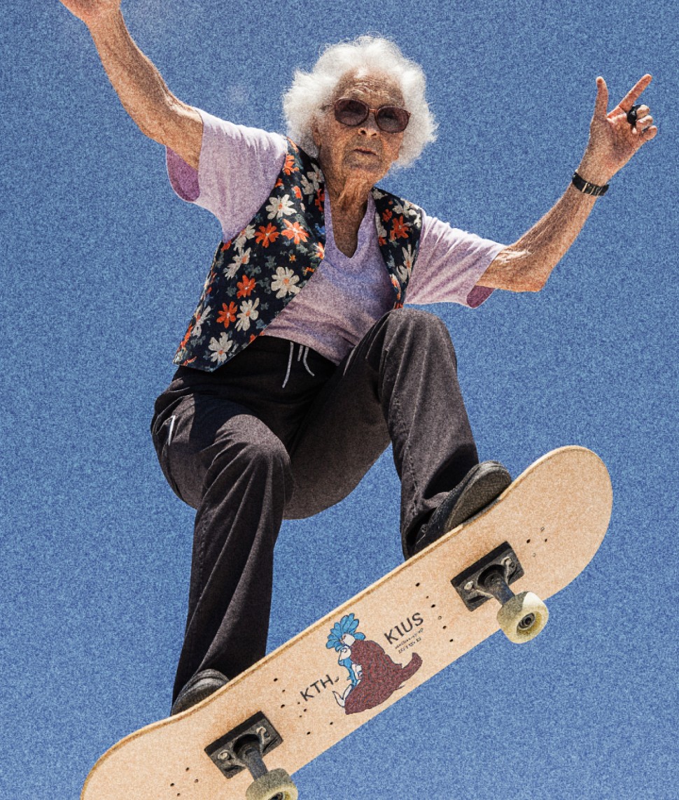 Femme âgée qui saute avec un skateboard