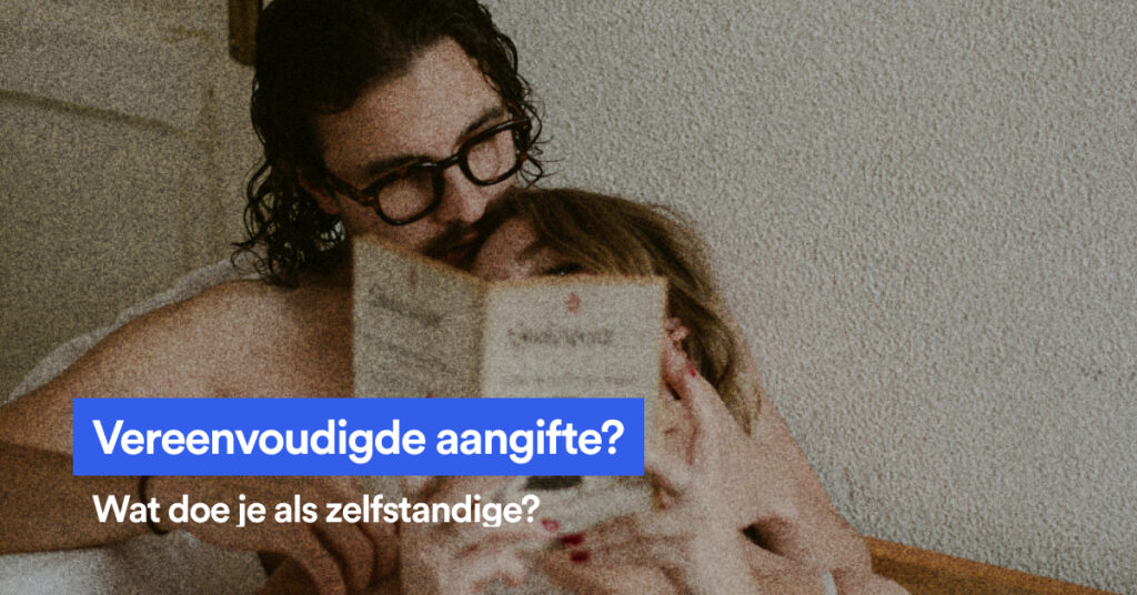Koppel dat samen een document leest en de tekst Vereenvoudigde aangifte?